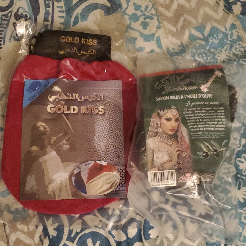Gold Kiss Red Exfoliating Glove With Soap Made Of olive Oil, Anyone Can Use It
